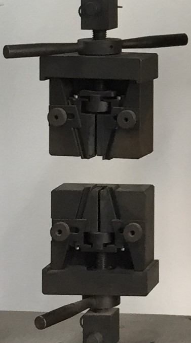 定制生产的夹具 —— 已替换测试设备的旧零件