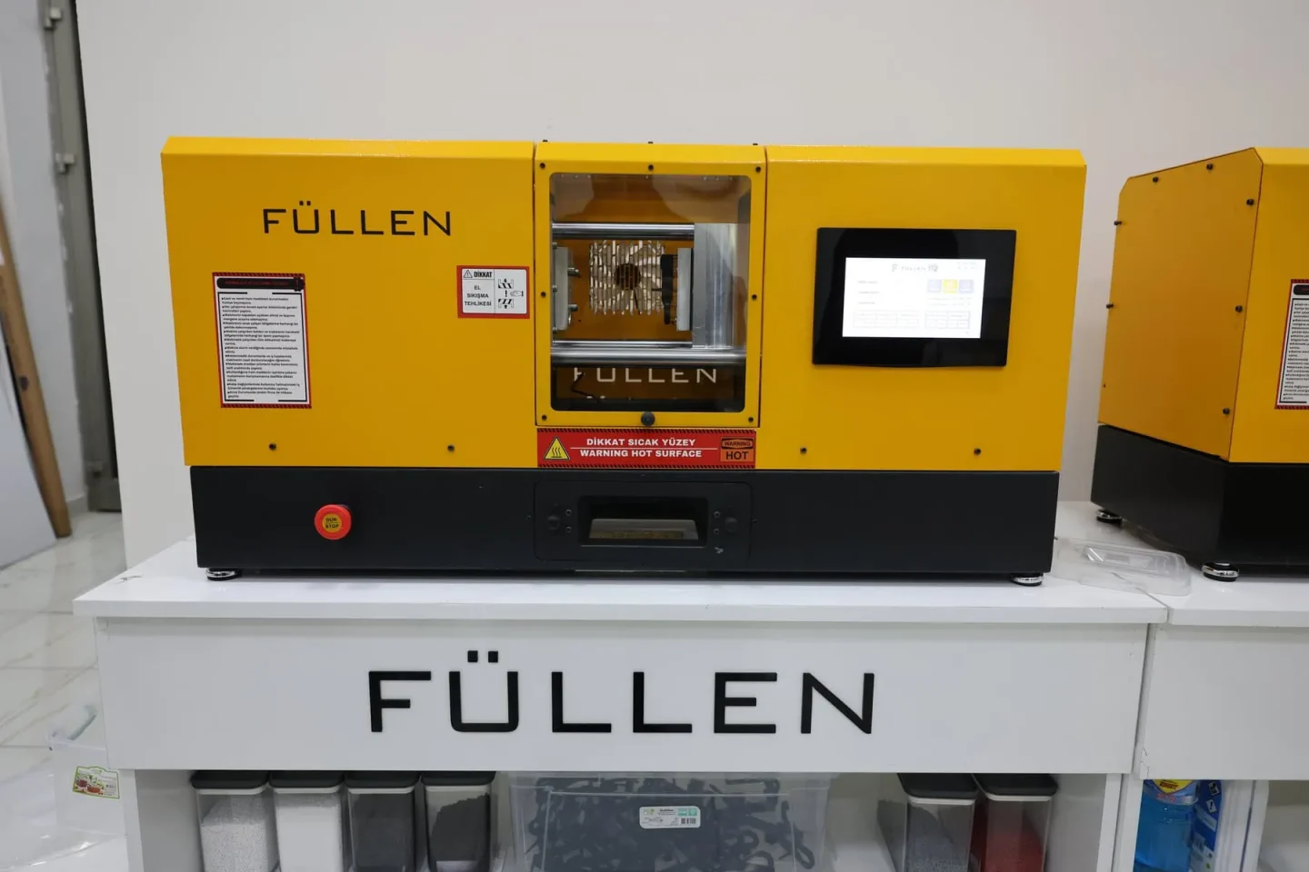 Füllen 的桌面塑料注塑机 MiniMolder，由 Xometry择幂科技制造