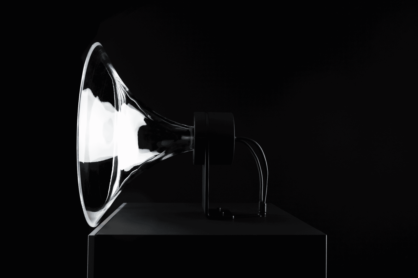 TRÖTE: Where Glass, Technology, and Sound Become a Sculptural Experience