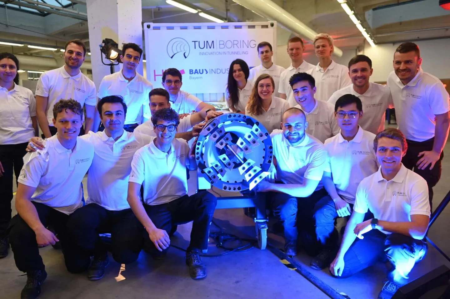 2025 年 TUM Boring 展示活动现场,团队在 Not-a-Boring 比赛前展示了他们的隧道掘进机